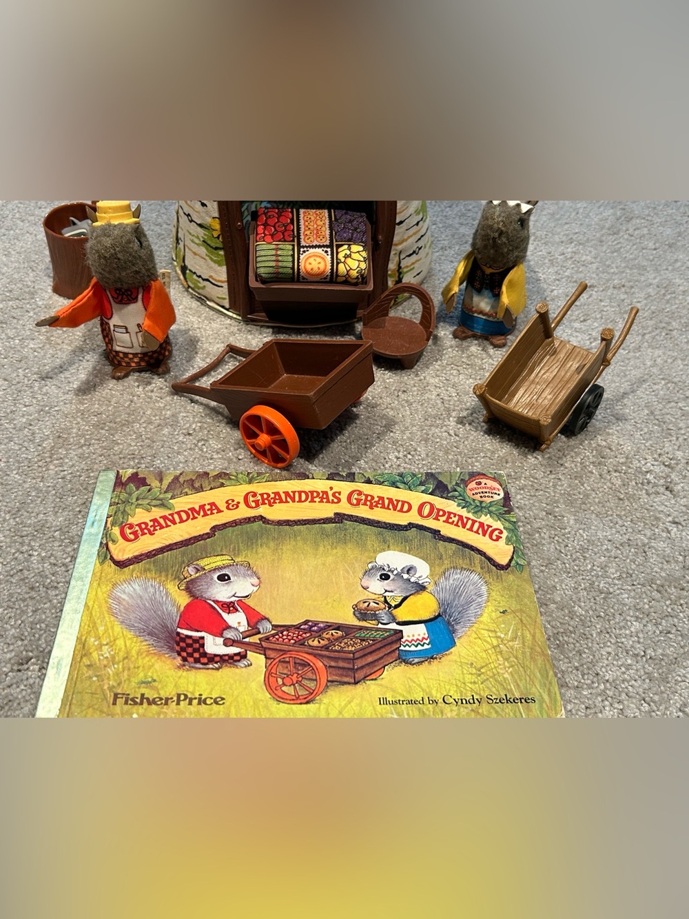 Fisher-Price 1980 Woodsey Squirrel Family Loghouse Playset. - Picture 3 of 4